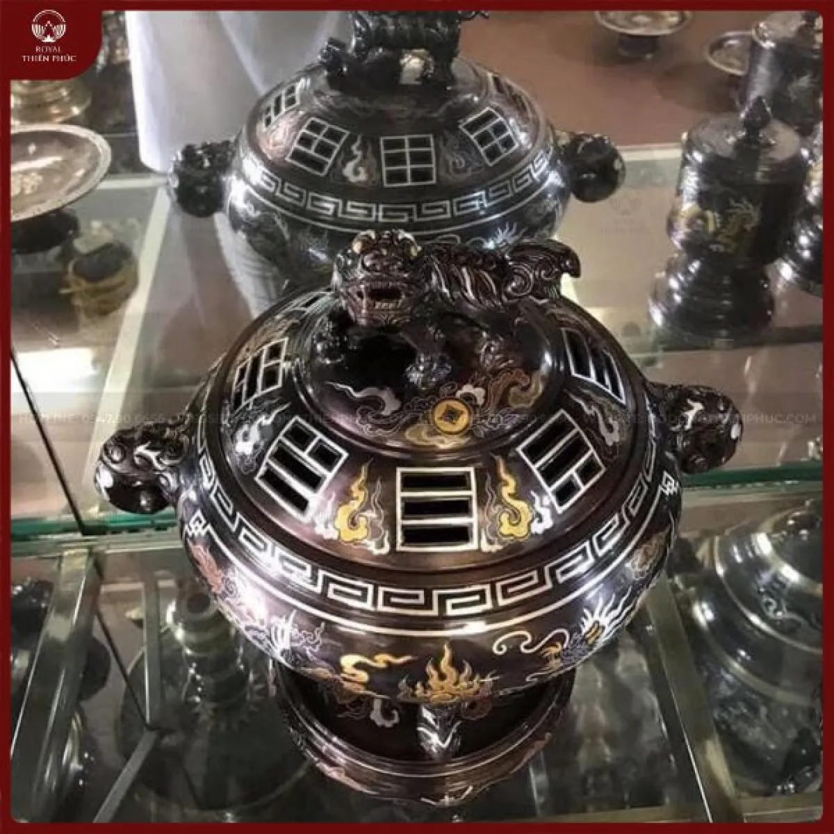 Lư đốt trầm đồng đỏ khảm ngũ sắc cao 27cm 2 Lư đốt trầm đồng đỏ khảm ngũ sắc cao 27cm