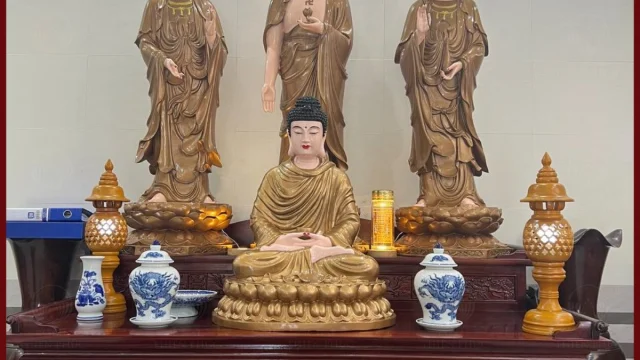 Bàn giao tượng Phật Thích Ca 70cm làm màu tô phấn diện cho thầy tại Nghệ An